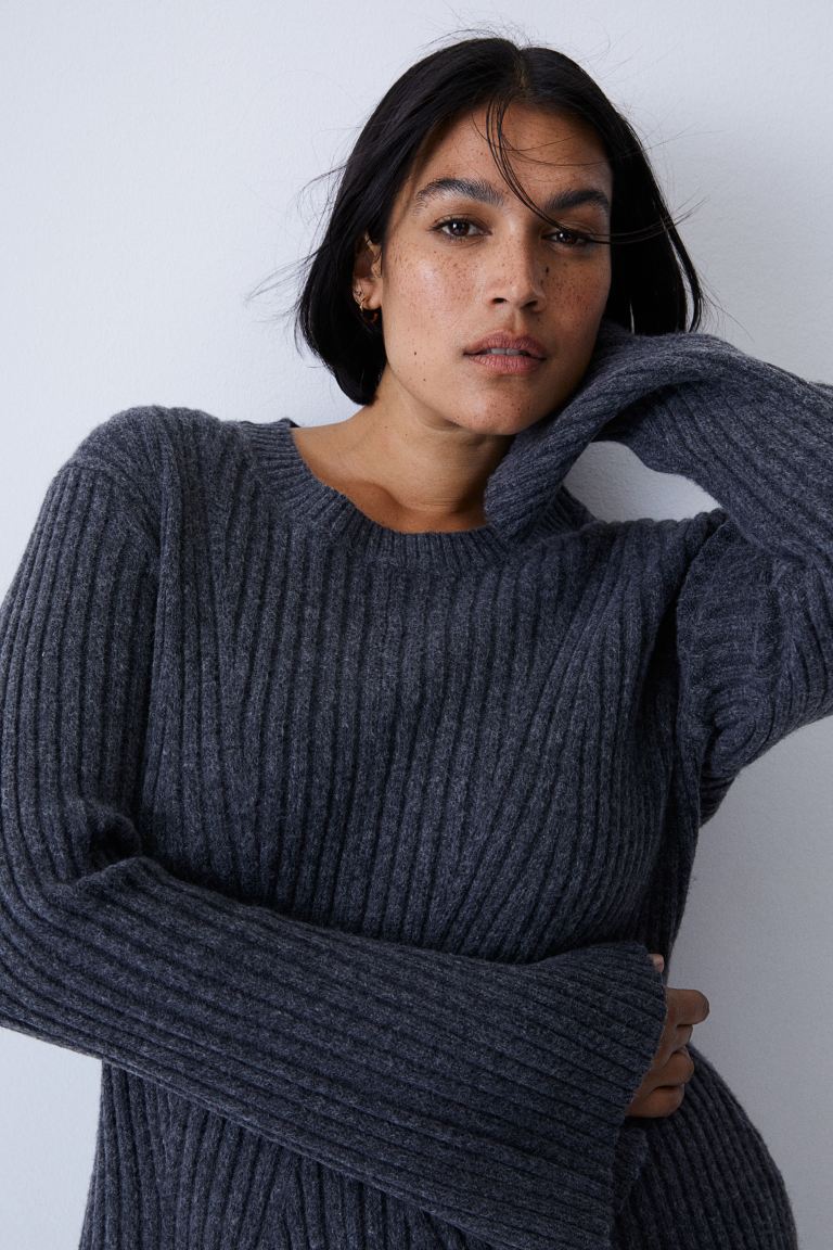 LEIGH | Minimalistisches Geripptes Strickkleid